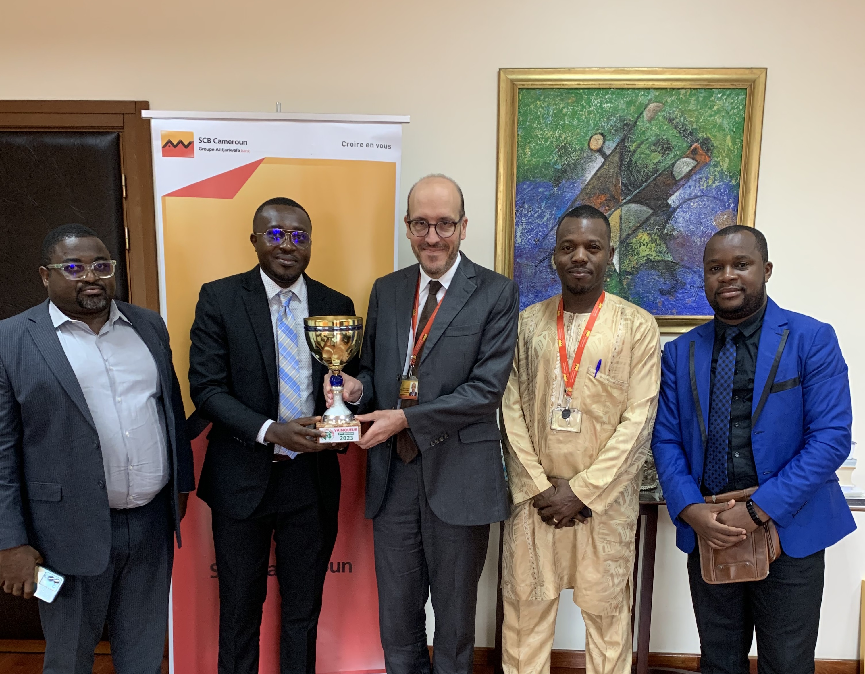 Le club Futsal SCB présente son trophée de champion à la Direction Générale